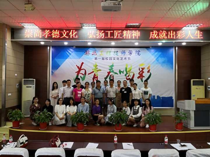 演講賽合影.jpg 演講賽合影.jpg
